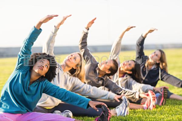 運(yùn)動(dòng)女性在健身課上的伸展藝術(shù) 休閑與健康的完美結(jié)合